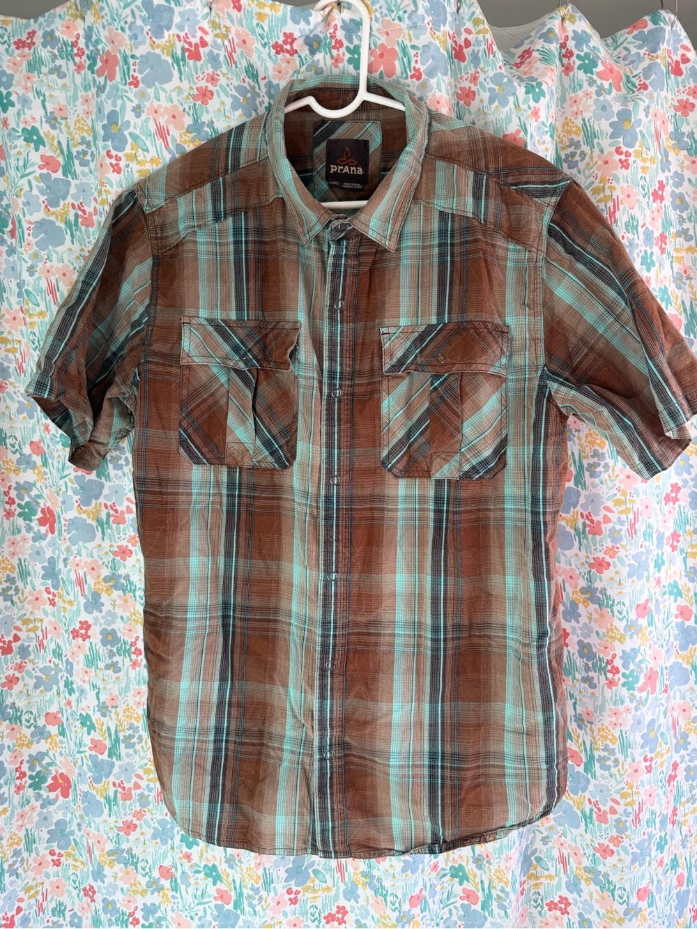 Men’s Prana camping/hiking shirt - short sleeve, snap down. Size L